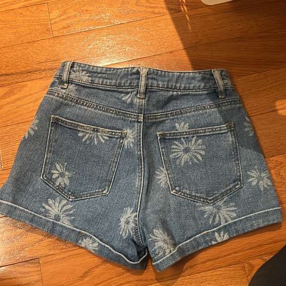 FLORAL JEAN SHORTS. - Picture 3 of 3